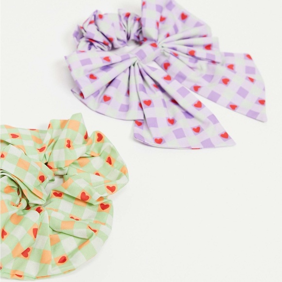 ASOS Design 2 pack Scrunchie and Hair Bow in Gingham and Heart Print - Picture 3 of 5